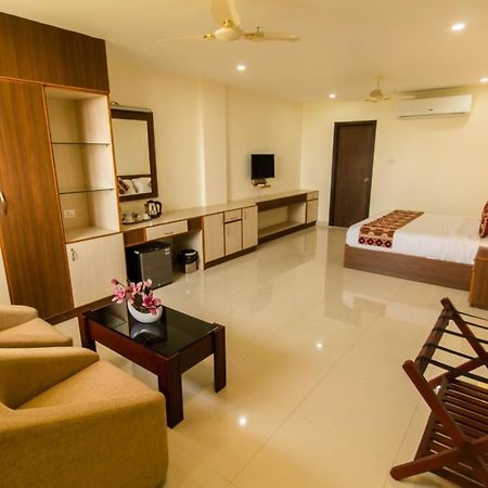 Miracle Residency Hotel Kizhake Chalakudi Ngoại thất bức ảnh